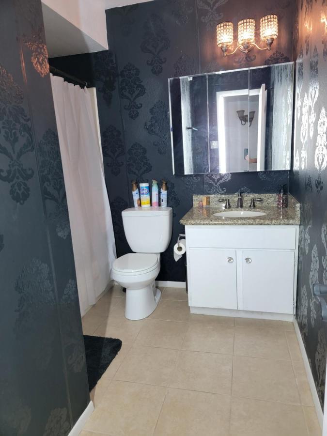 Orangewood & 51Ave Homestay - Not A Hotel Glendale Bagian luar foto