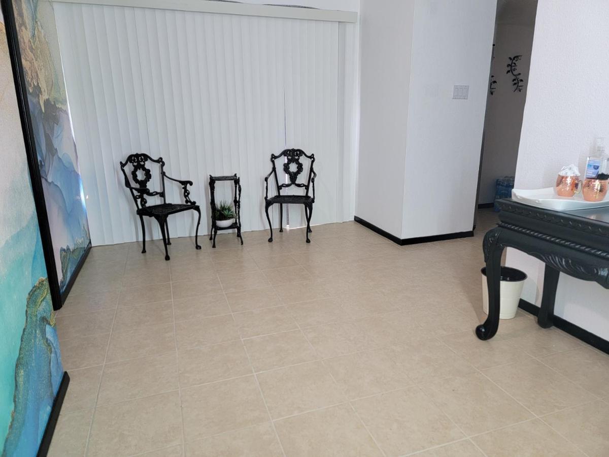 Orangewood & 51Ave Homestay - Not A Hotel Glendale Bagian luar foto