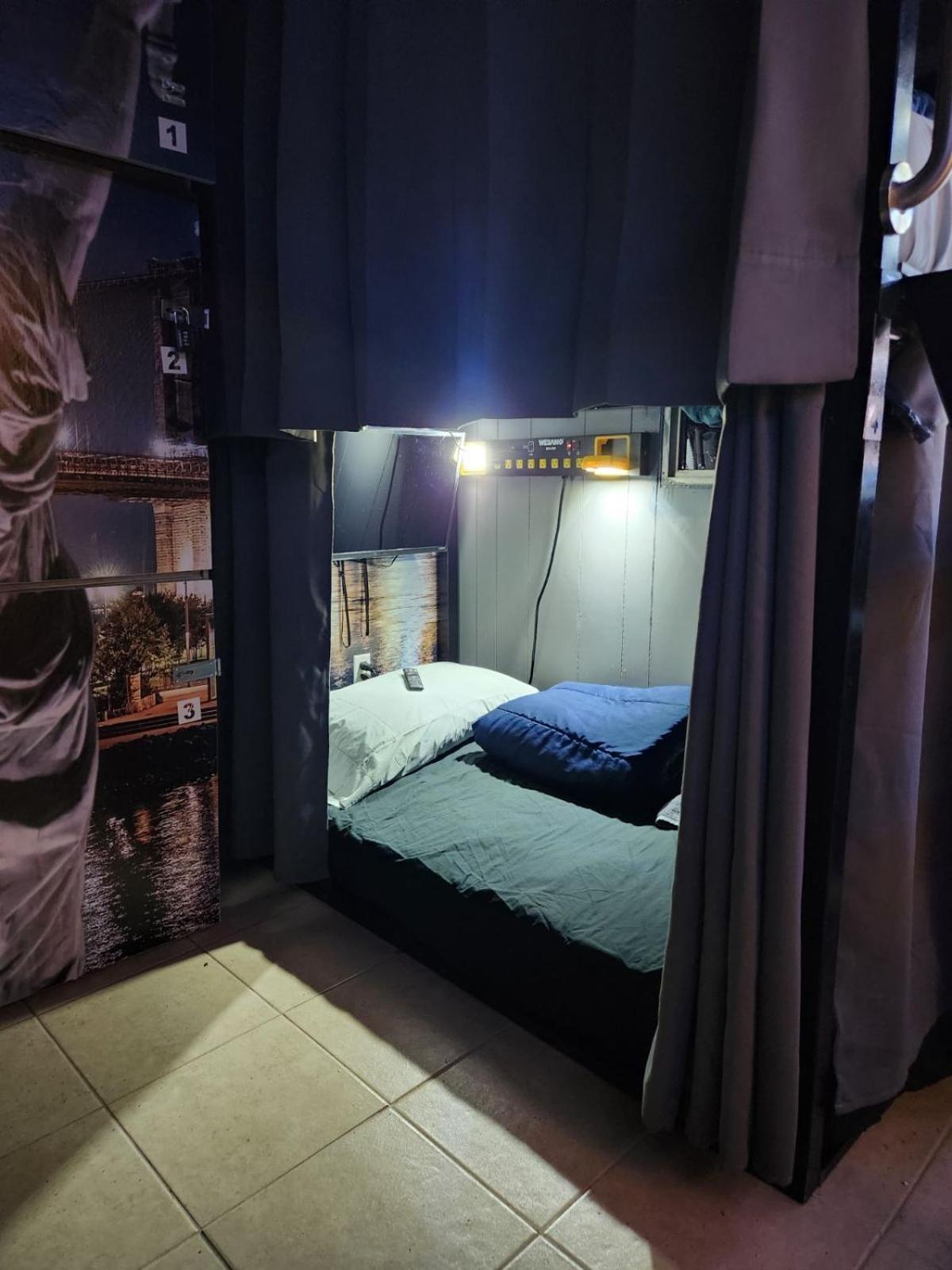 Orangewood & 51Ave Homestay - Not A Hotel Glendale Bagian luar foto